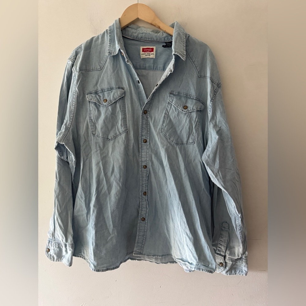 Wrangler Vintage Men’s Washed Denim Long Sleeve Snap Closure Button Down